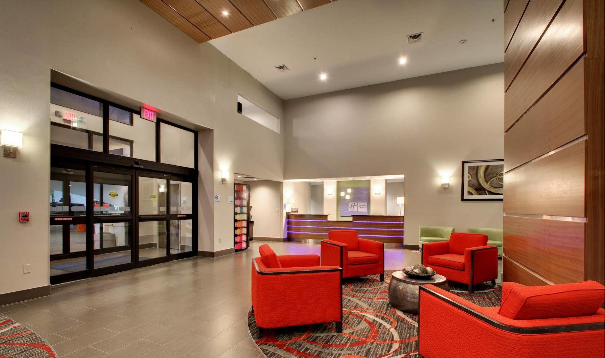 La Quinta Inn & Suites By Wyndham Meridian Exterior photo